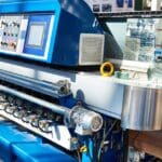 Maquinaria industrial de corte de vidrio en planta automatizada