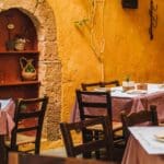 Terraza de restaurante típico en Ardales, con mesas rústicas y ambiente acogedor, ideal para quienes buscan una experiencia gastronómica auténtica cerca del Caminito del Rey.