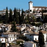 Vista panorámica de los barrios Albaicín y Sacromonte con la Alhambra al fondo en un tour guiado por Granada