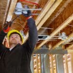Técnico realizando instalación eléctrica moderna en vivienda durante reforma integral