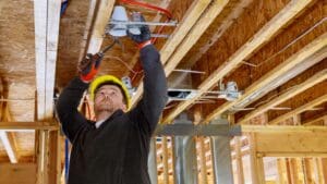 Técnico realizando instalación eléctrica moderna en vivienda durante reforma integral