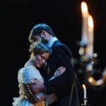 Escena de teatro contemporáneo en España con escenografía moderna, actores jóvenes y uso de luces creativas, en una obra de dramaturgia actual.