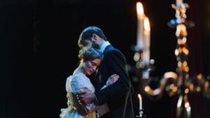Escena de teatro contemporáneo en España con escenografía moderna, actores jóvenes y uso de luces creativas, en una obra de dramaturgia actual.