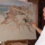 Mujer artista pintando un cuadro al óleo en su estudio con luz natural y estilo figurativo impresionista.