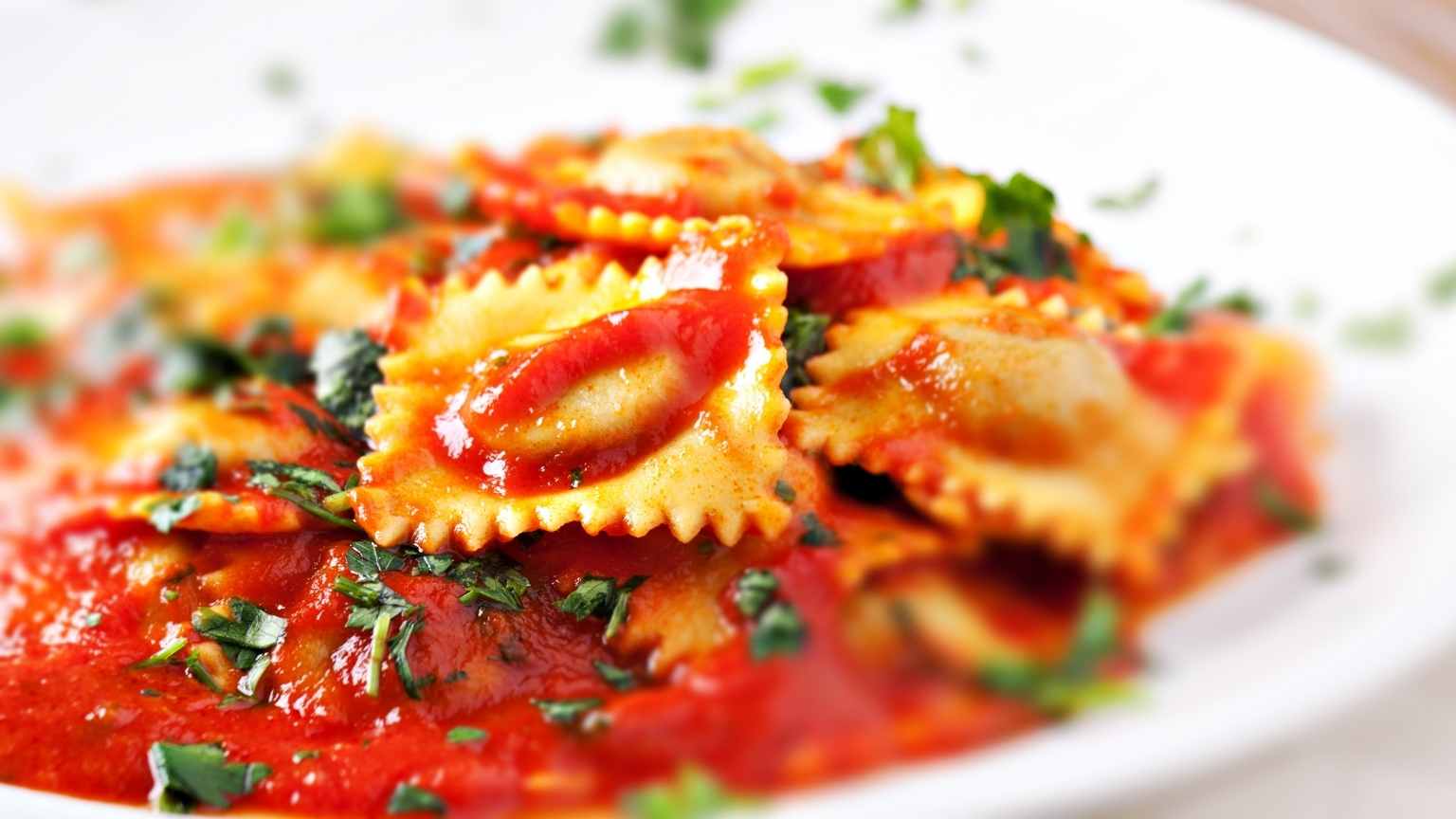 Raviolis servidos con salsa de tomate tradicional, resaltando cómo una salsa bien elaborada puede definir el sabor, la identidad y el éxito de un plato profesional.