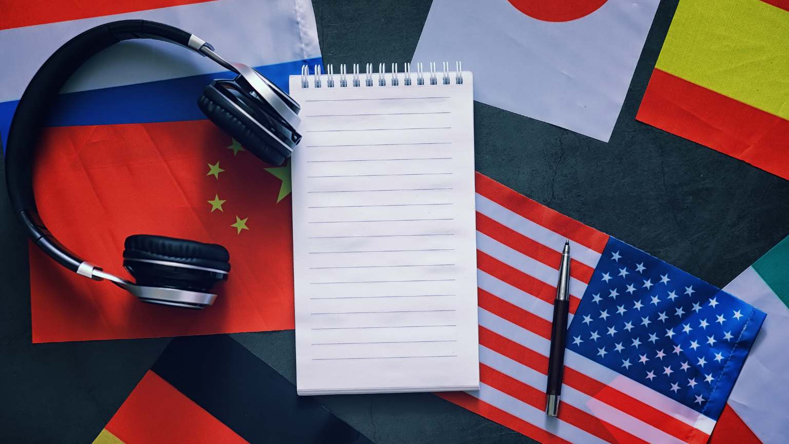 Adultos aprendiendo idiomas a través de actividades culturales y lectura en grupo, en un entorno educativo y multicultural