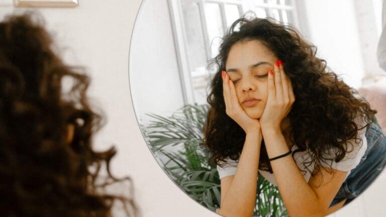 Joven adolescente en un momento de reflexión, simbolizando los desafíos emocionales y las señales de ansiedad en esta etapa de desarrollo.