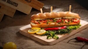 Sándwich gourmet con pan artesanal y vegetales frescos en un café de Barcelona