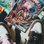 Imagen de cómics y mangas más vendidos en 2025 en una tienda especializada con portadas destacadas de Marvel, DC y series japonesas populares.
