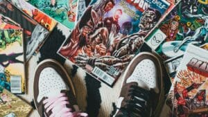 Imagen de cómics y mangas más vendidos en 2025 en una tienda especializada con portadas destacadas de Marvel, DC y series japonesas populares.