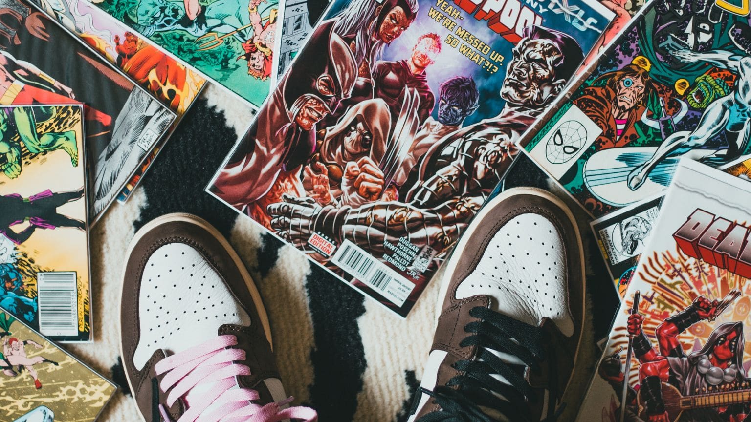 Imagen de cómics y mangas más vendidos en 2025 en una tienda especializada con portadas destacadas de Marvel, DC y series japonesas populares.