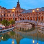 Vista panorámica del centro histórico de Sevilla al atardecer con turistas recorriendo los principales monumentos en una escapada de 3 días.