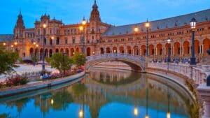 Vista panorámica del centro histórico de Sevilla al atardecer con turistas recorriendo los principales monumentos en una escapada de 3 días.