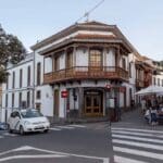 Calle tradicional en el casco histórico de Gran Canaria, ejemplo de entorno rural con potencial turístico para el alquiler vacacional de casas auténticas.