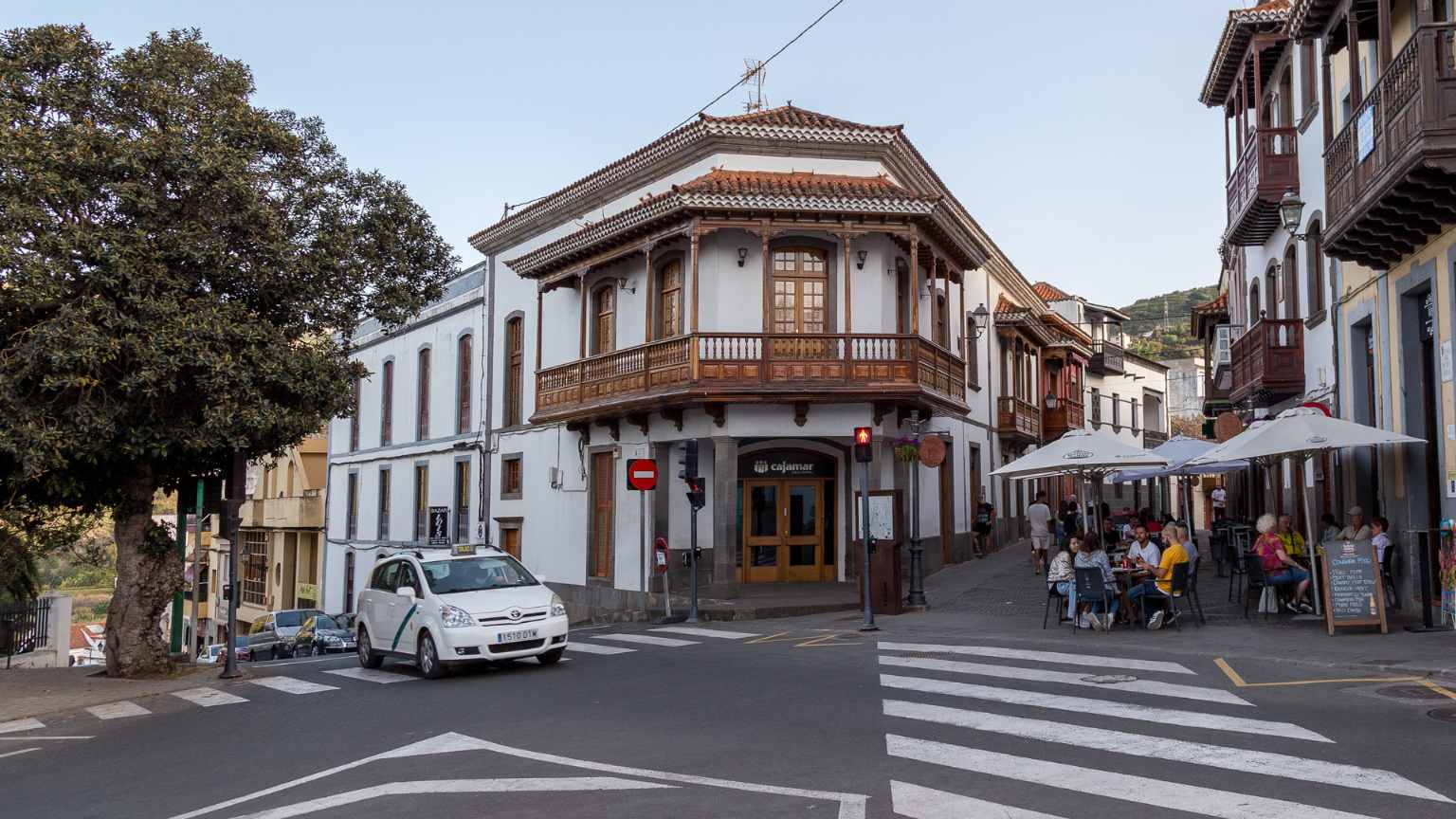 Calle tradicional en el casco histórico de Gran Canaria, ejemplo de entorno rural con potencial turístico para el alquiler vacacional de casas auténticas.
