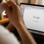 Ilustración conceptual que representa la integración entre diseño web profesional y estrategia SEO, con elementos como gráficos, ordenadores y estructuras visuales optimizadas