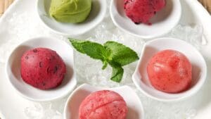 Helado artesanal natural servido en colores suaves, reflejando las tendencias saludables y gourmet del sector heladero en 2025.