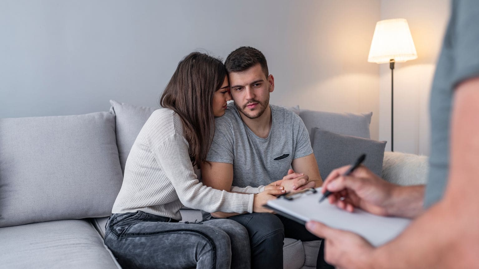Pareja asistiendo a terapia con psicólogo para mejorar la comunicación y resolver problemas emocionales