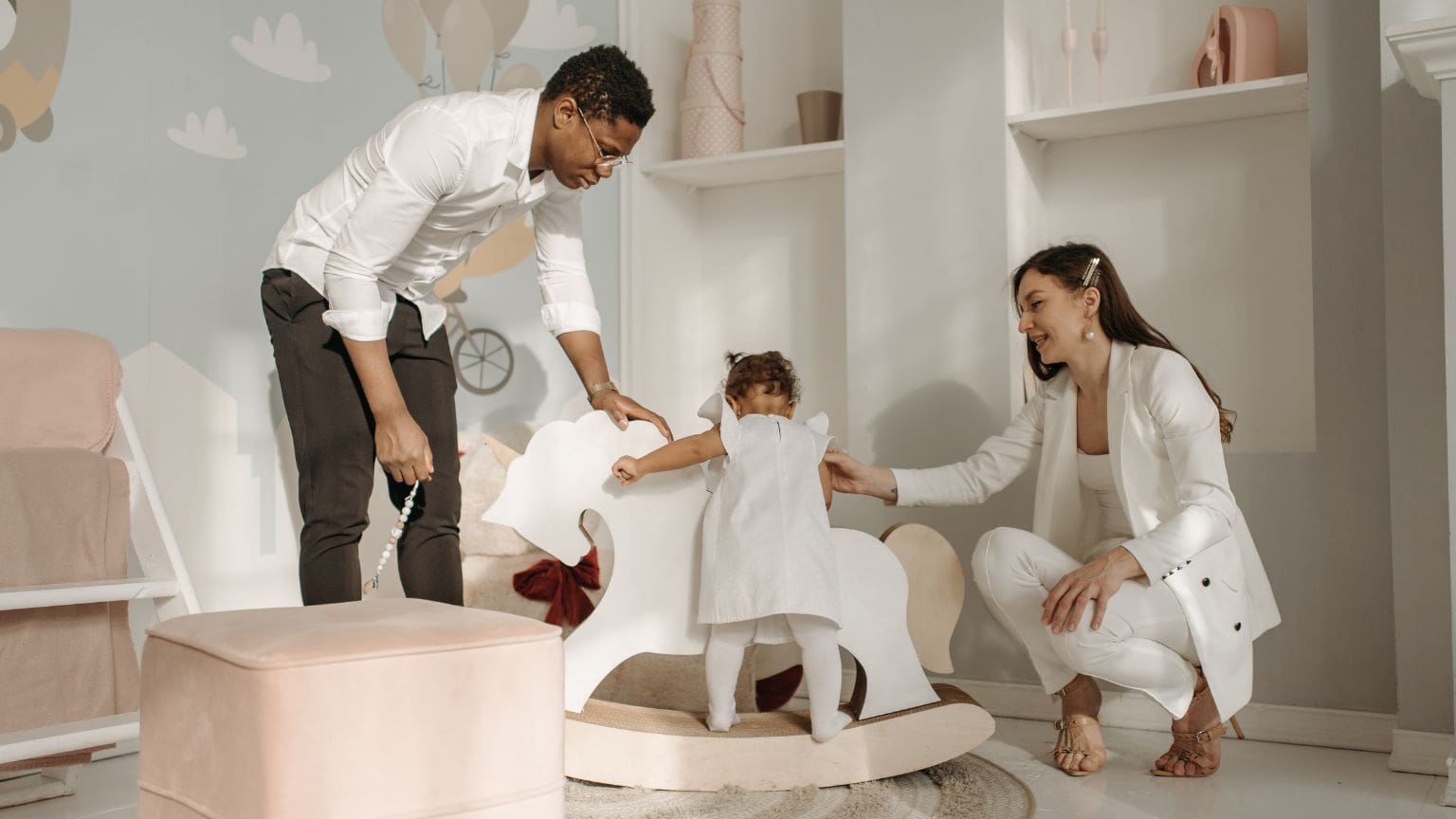 Padres divorciados compartiendo la custodia de su hijo con armonía, representando el equilibrio en el régimen de visitas y el bienestar del menor.