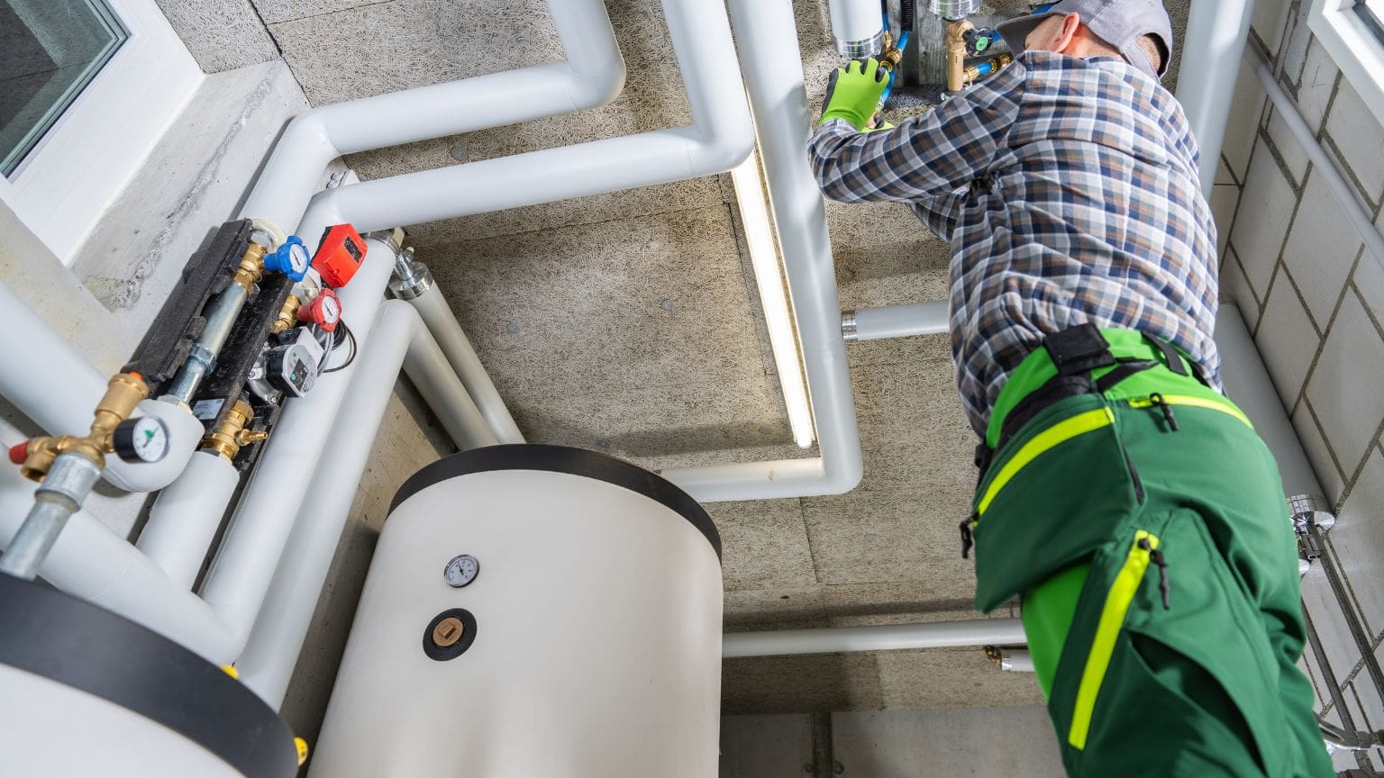 Instalación profesional de caldera de gas natural de condensación en una vivienda moderna.
