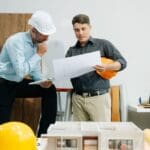 Ingeniero consultor revisando planos técnicos para legalizar una vivienda unifamiliar en España