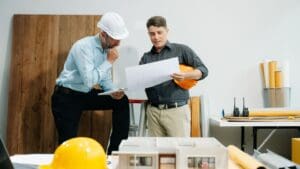 Ingeniero consultor revisando planos técnicos para legalizar una vivienda unifamiliar en España