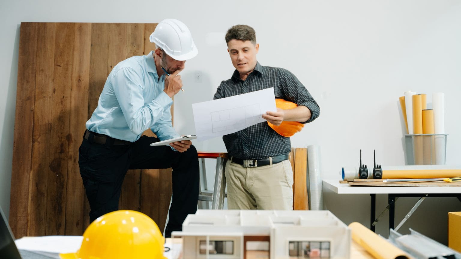 Ingeniero consultor revisando planos técnicos para legalizar una vivienda unifamiliar en España