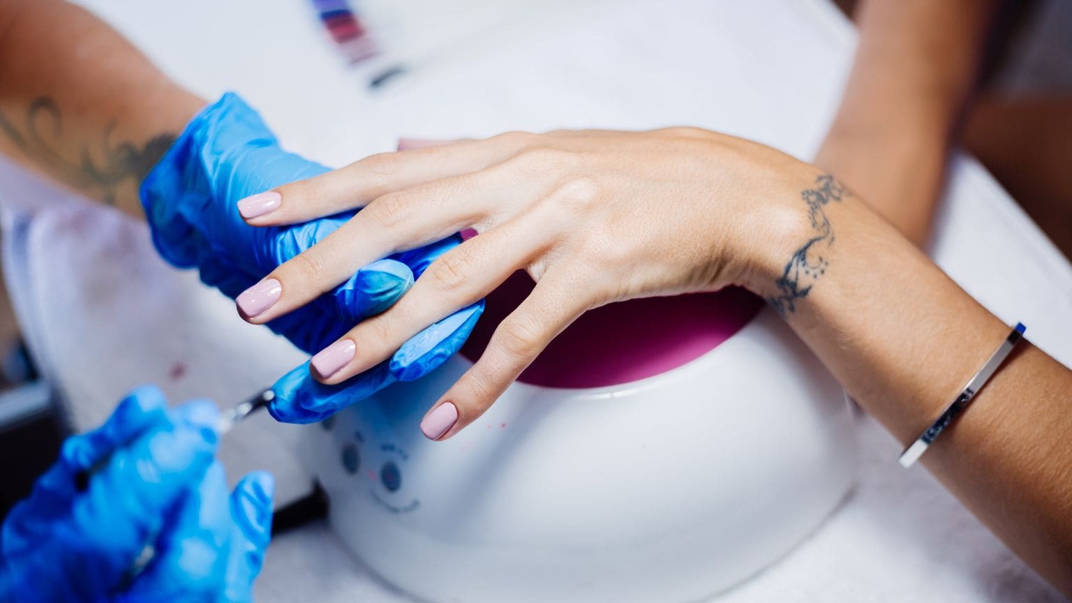Técnica de manicura rusa aplicada en salón de belleza profesional en Madrid con acabado impecable.
