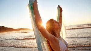 Persona disfrutando una escapada de fin de semana en plena naturaleza para desconectar del estrés y reconectar con el bienestar
