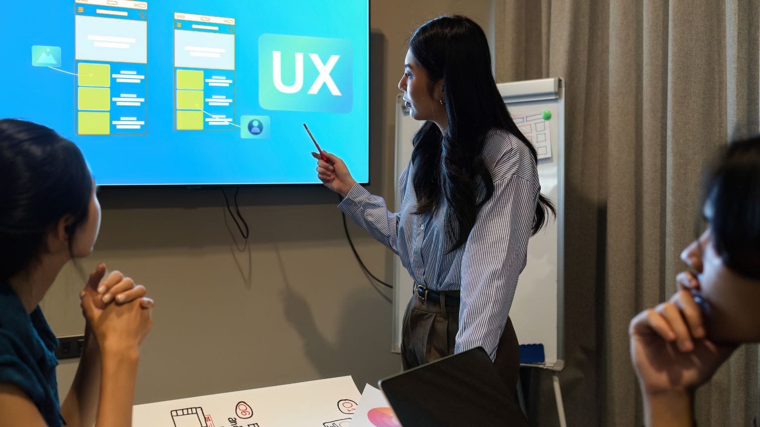 Equipo creativo desarrollando soluciones digitales en una agencia de tecnología en Madrid
