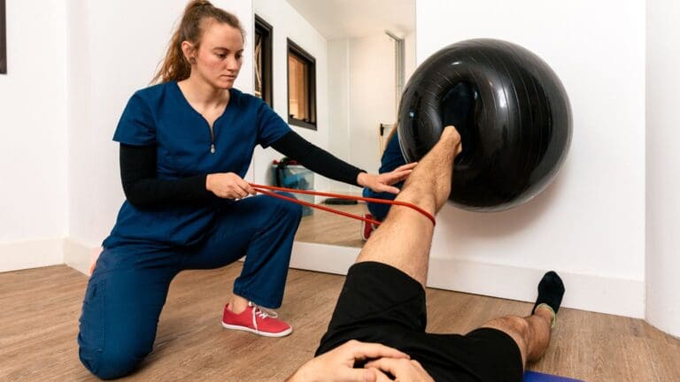 Fisioterapeuta tratando a un deportista y a una persona mayor para ilustrar la diferencia entre fisioterapia convencional y deportiva