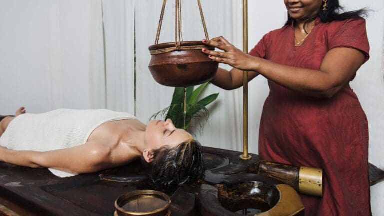 Mujer practicando medicina Ayurveda con aceites esenciales y plantas medicinales en un entorno de bienestar natural