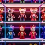 Exposición de art toys y figuras de diseño contemporáneo en vinilo, representando la fusión entre arte urbano y coleccionismo moderno.