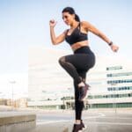 Persona motivada realizando entrenamiento funcional al aire libre como parte de su plan de entrenamiento personalizado