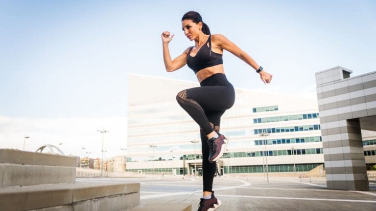 Persona motivada realizando entrenamiento funcional al aire libre como parte de su plan de entrenamiento personalizado