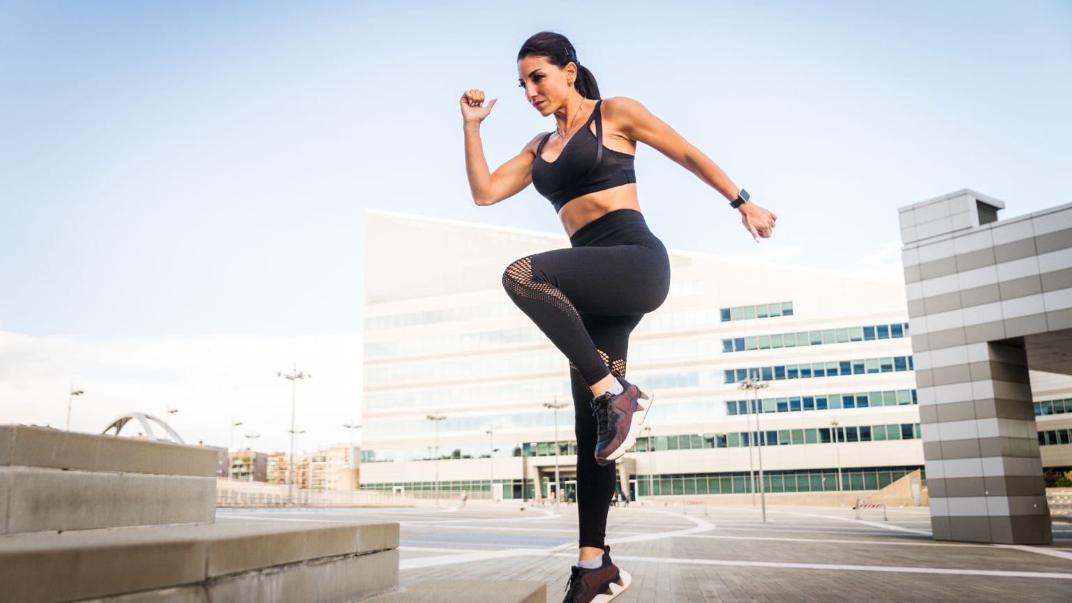 Persona motivada realizando entrenamiento funcional al aire libre como parte de su plan de entrenamiento personalizado