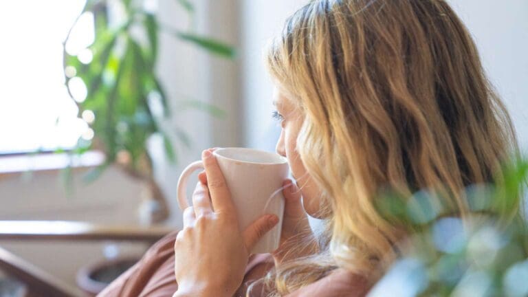 Mujer en calma dedicando un momento para sí misma como símbolo de autocuidado emocional y psicoterapia individual en Sabadell