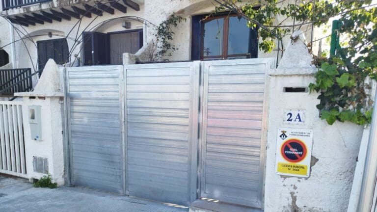 Inspección técnica de estructura metálica industrial para prevenir daños y garantizar su durabilidad.