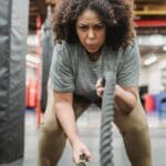 Dona de més de 40 anys entrenant força en un centre d'entrenament.