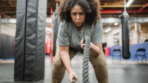 Dona de més de 40 anys entrenant força en un centre d'entrenament.