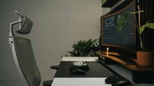 Puesto de trabajo moderno con silla ergonómica reutilizada y escritorio funcional, ejemplo de mobiliario de oficina circular con bajo impacto ambiental.