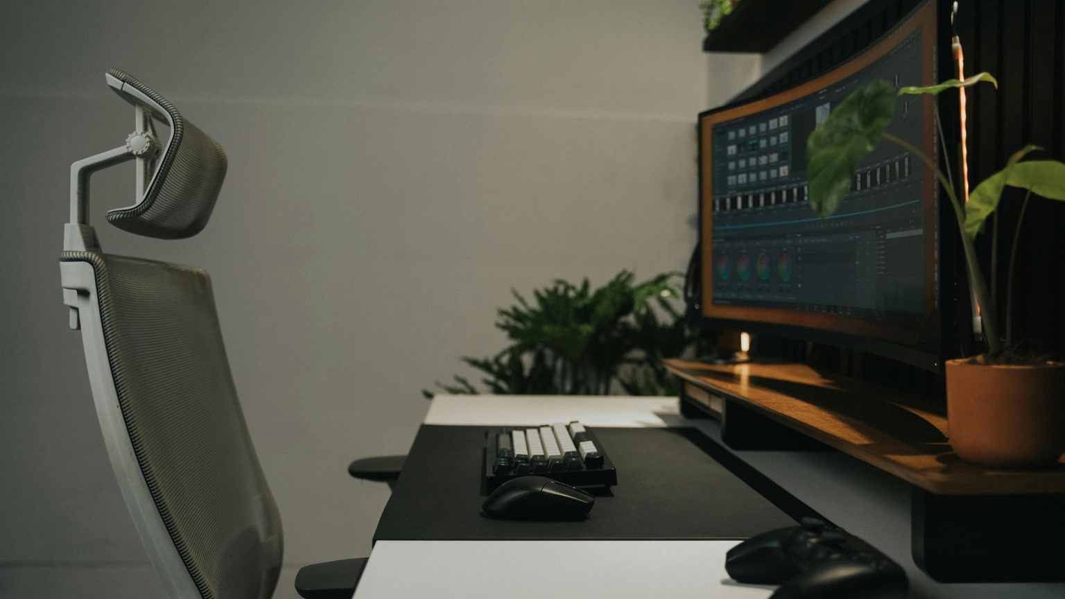 Puesto de trabajo moderno con silla ergonómica reutilizada y escritorio funcional, ejemplo de mobiliario de oficina circular con bajo impacto ambiental.
