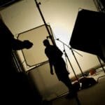 Sesión profesional en estudio fotográfico en Barcelona con luz natural y ambiente cálido