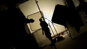 Sesión profesional en estudio fotográfico en Barcelona con luz natural y ambiente cálido