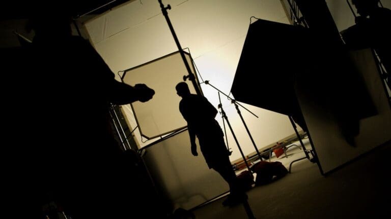 Sesión profesional en estudio fotográfico en Barcelona con luz natural y ambiente cálido