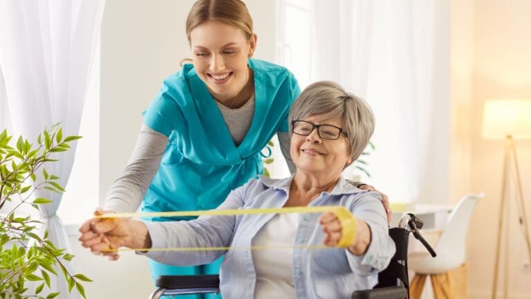 Profesional en rehabilitación neurológica ayudando a adulto mayor en proceso de recuperación tras ictus en entorno terapéutico adaptado.