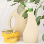 Detergentes y productos de limpieza biodegradables sobre superficie neutra, presentados en envases sostenibles y reutilizables.