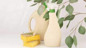 Detergentes y productos de limpieza biodegradables sobre superficie neutra, presentados en envases sostenibles y reutilizables.