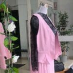 Escaparate de tienda con conjuntos femeninos en tonos pastel y encaje, representando estilo y confianza al comprar en tienda online de ropa mujer.