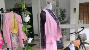 Escaparate de tienda con conjuntos femeninos en tonos pastel y encaje, representando estilo y confianza al comprar en tienda online de ropa mujer.